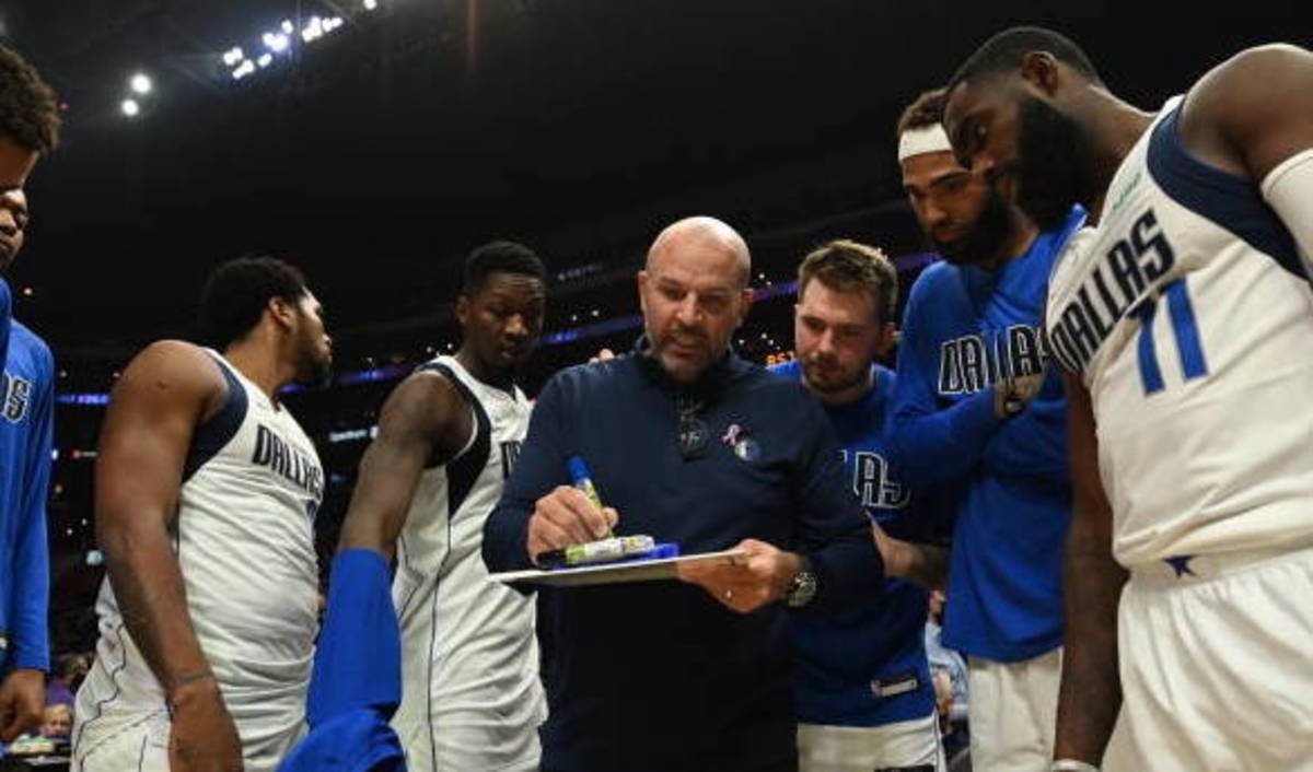 mavs lac huddle